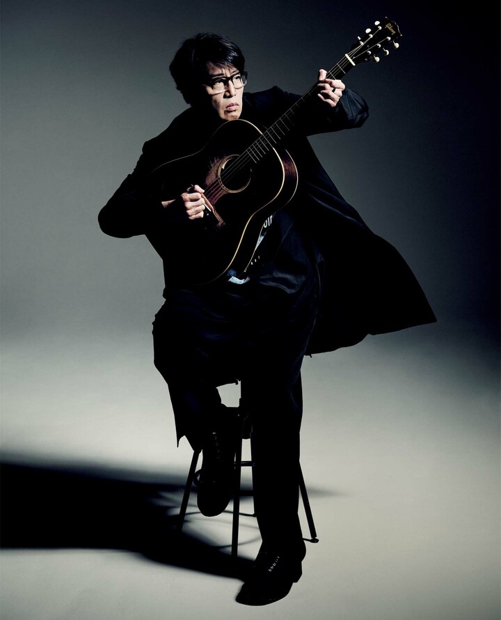 ギターを抱えた音楽家の岡村靖幸さん