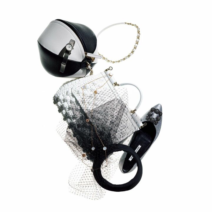 上から／ビーチボール形のユニークなフォルム。バッグ￥429,000【直径20cm】（シャネル）、涼やかなブレスレット時計は夏に最適。ディオール タイムピーシズの時計「ラデ ドゥ ディオール サティーヌ」￥411,000／クオーツ【直径25mm】［ステンレススチール×ダイヤモンド］・顔周りに白を添えてクリーンに。ディオール ファインジュエリーのネックレス「ローズ デ ヴァン」￥1,050,000［イエローゴールド×ダイヤモンド×マザーオブパール］（クリスチャン ディオール）、ラフィア素材のホワイトバッグで品よく。バッグ「シシリー」￥263,000【縦21×横26×マチ12cm】（ドルチェ＆ガッバーナ ジャパン）、まるでジュエリーのようなビジューが燦然と輝くスペシャルな1足。靴「ハンギシ」￥154,000【ヒール1cm】（ブルーベル・ジャパン〈マノロ ブラニク〉）、レディライクな装いに。ヘッドアクセサリー￥155,000（セリーヌ ジャパン）　［Precious2019年7月号88ページ］