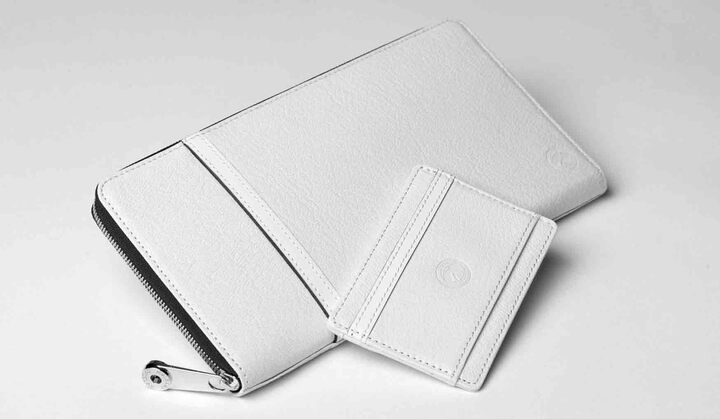 クリーザン「ジェッター」 トラベルウォレット［W22×H12×D1.5cm］￥36,000・パスケース ￥15,000（コニー〈クリーザン〉）