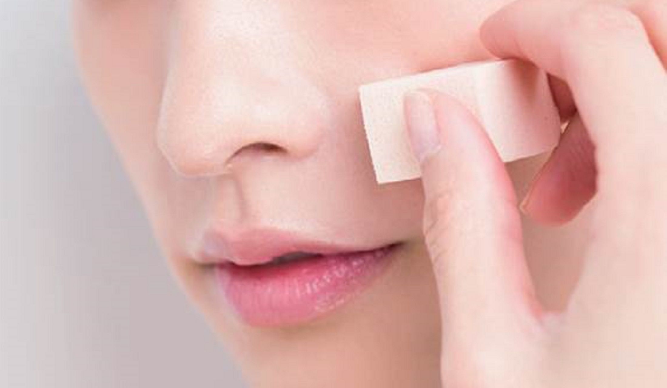 2でなじませたコンシーラーを、さらに厚みのあるスポンジで軽くたたき込むようなじませていきます。ほうれい線は動く部分なので、よくたたき込んでおかないとヨレてコンシーラーの線ができるので、ご注意ください。
できれば、コンシーラーの上からファンデーションやフェースパウダーは重ねずに仕上げましょう。重ねないと不安という方は、フェースパウダーを薄く重ねて、手のひらでよく密着させてみてください。重ねないほうがメイク直しも簡単です。