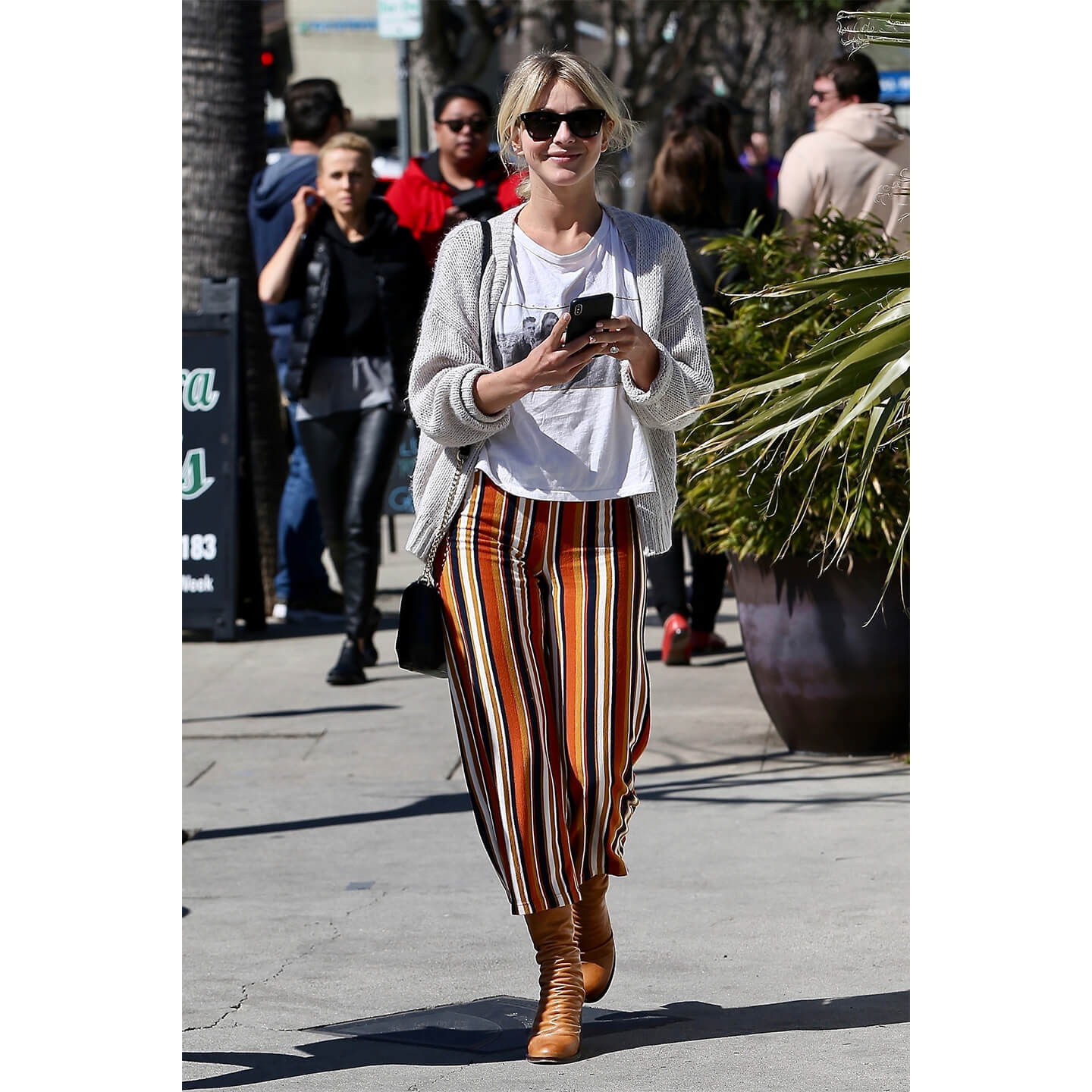 ストライプ柄のパンツを着こなすJulianne Hough(ジュリアン・ハフ)氏