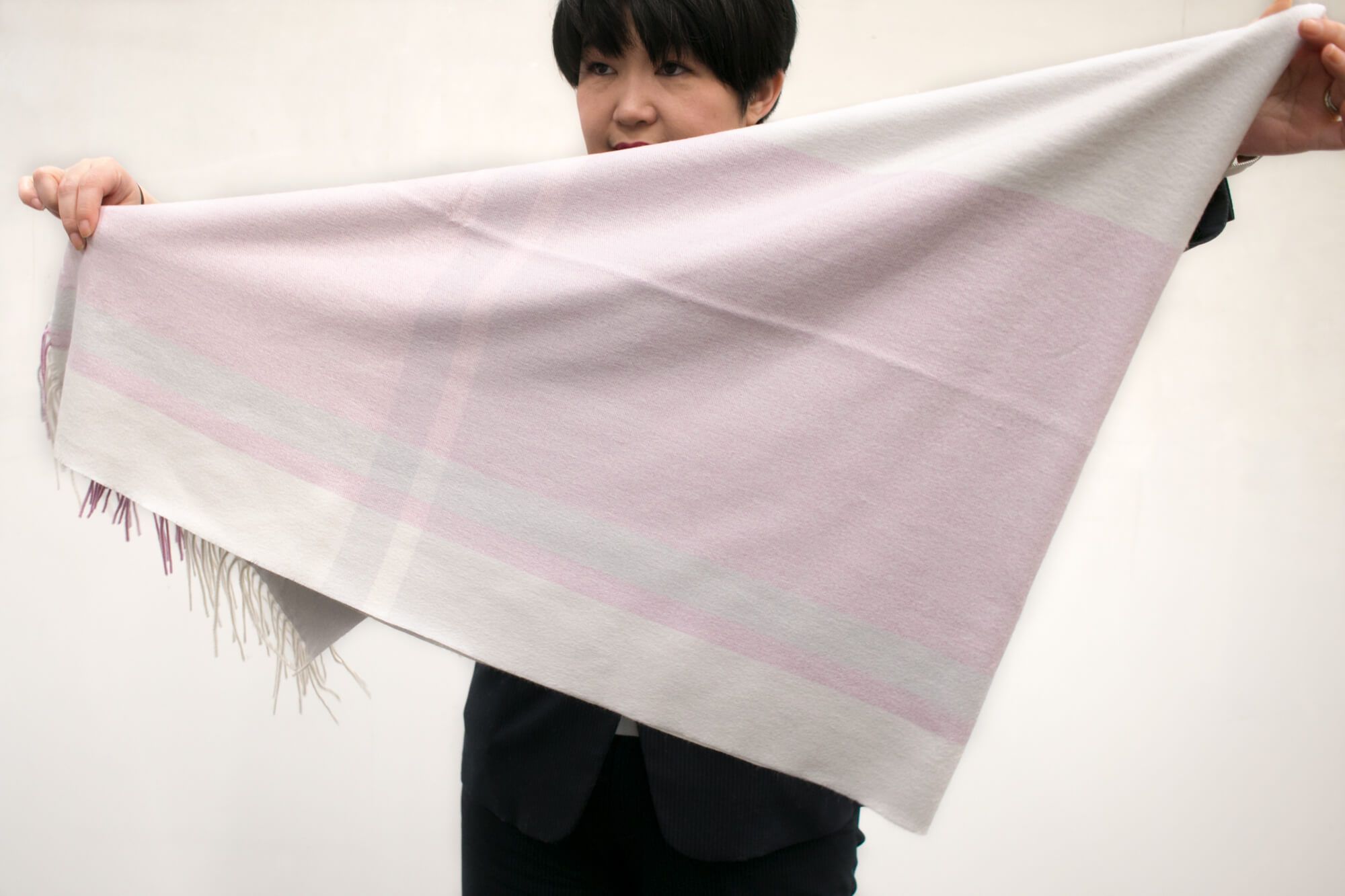 縦に半分に折り合わせてから、対角線上に折ります