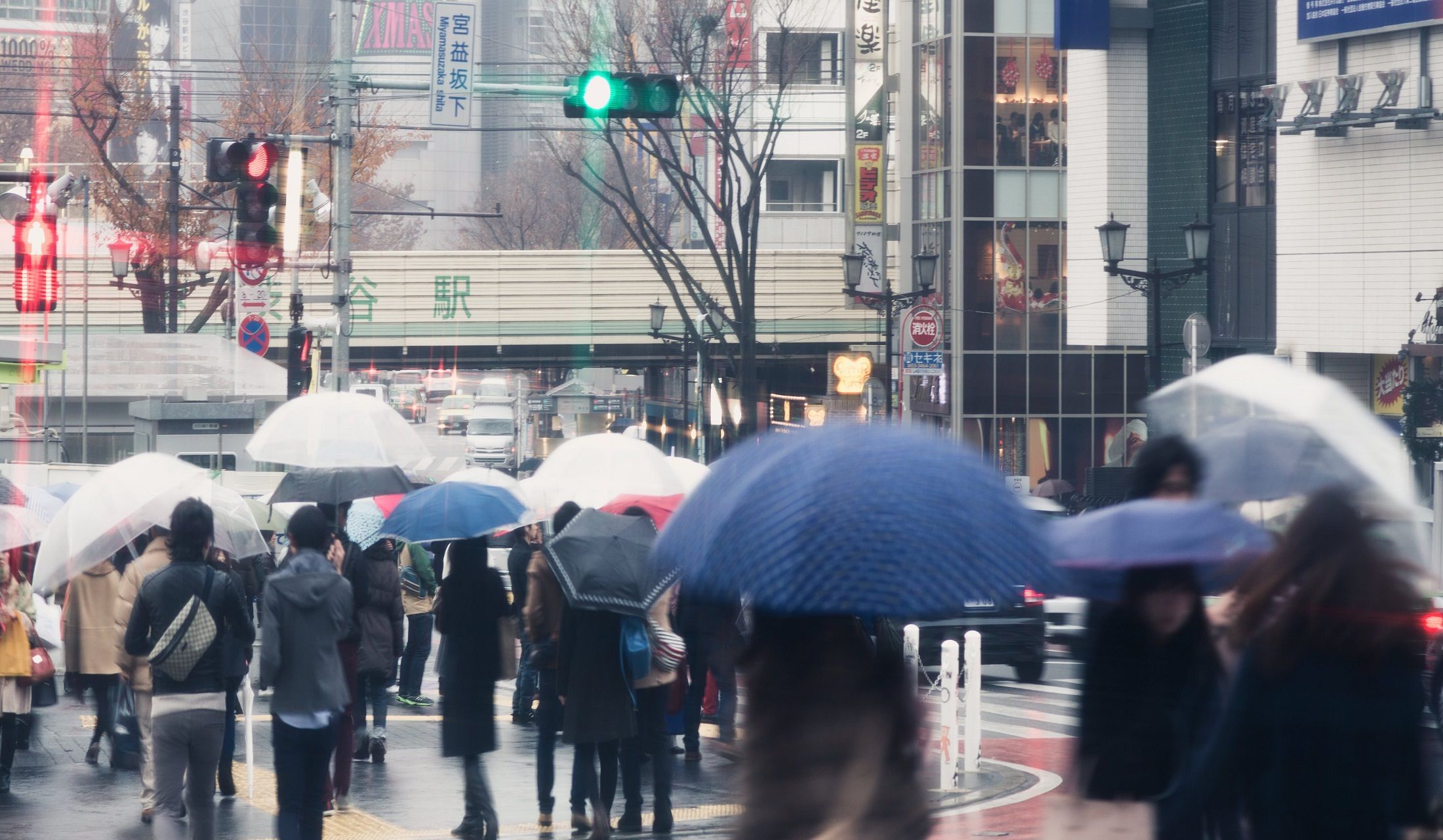 「雨の日の傘の扱い方」のngマナー8選｜傘の持ち方＆開け方、電車内での扱い、水滴の落とし方、傘立ての入れ方など Precious Jp