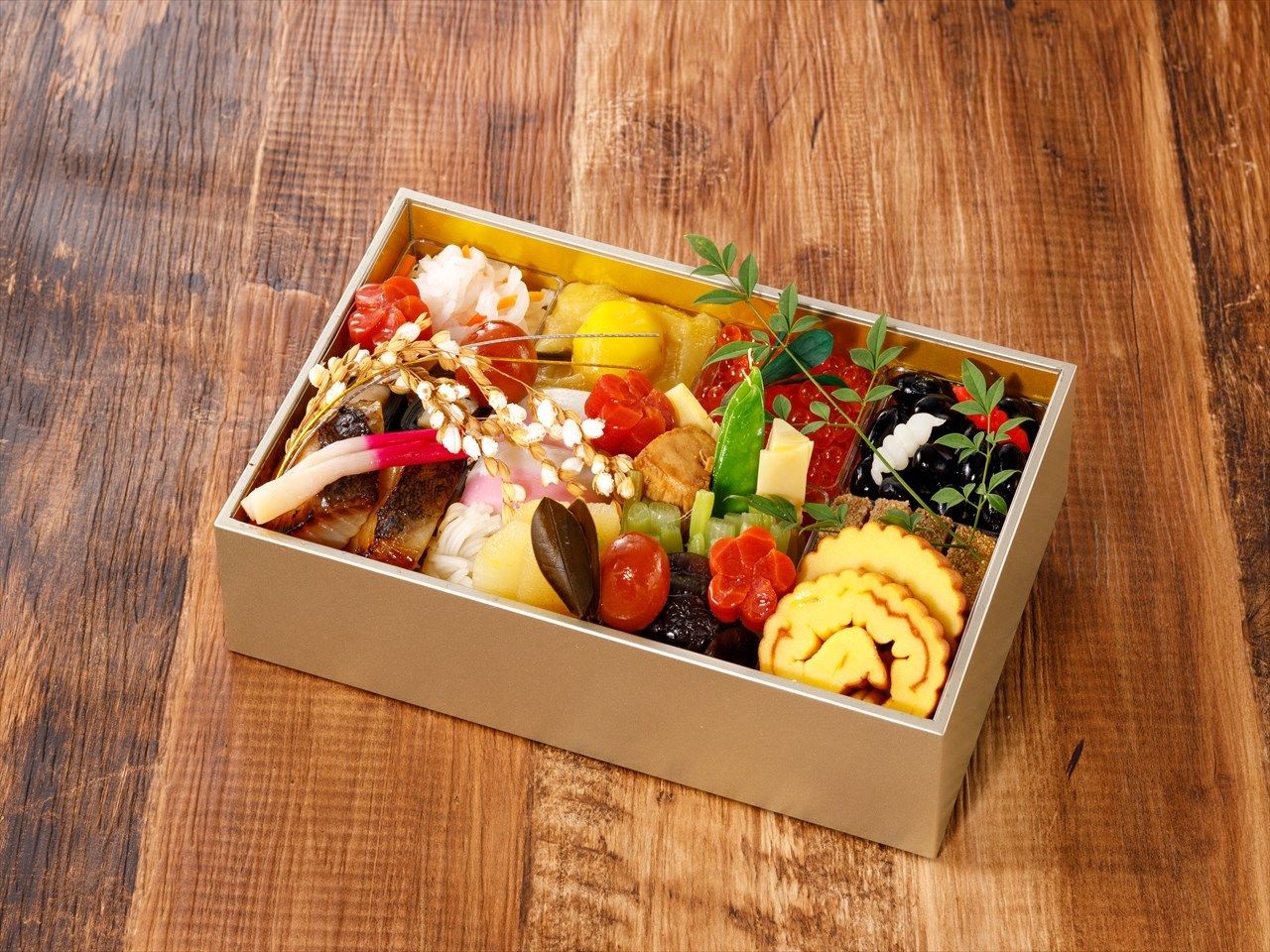 いくら醤油漬、伊達巻、数の子醤油漬など、日本のおせちらしい料理が詰め合わせられている