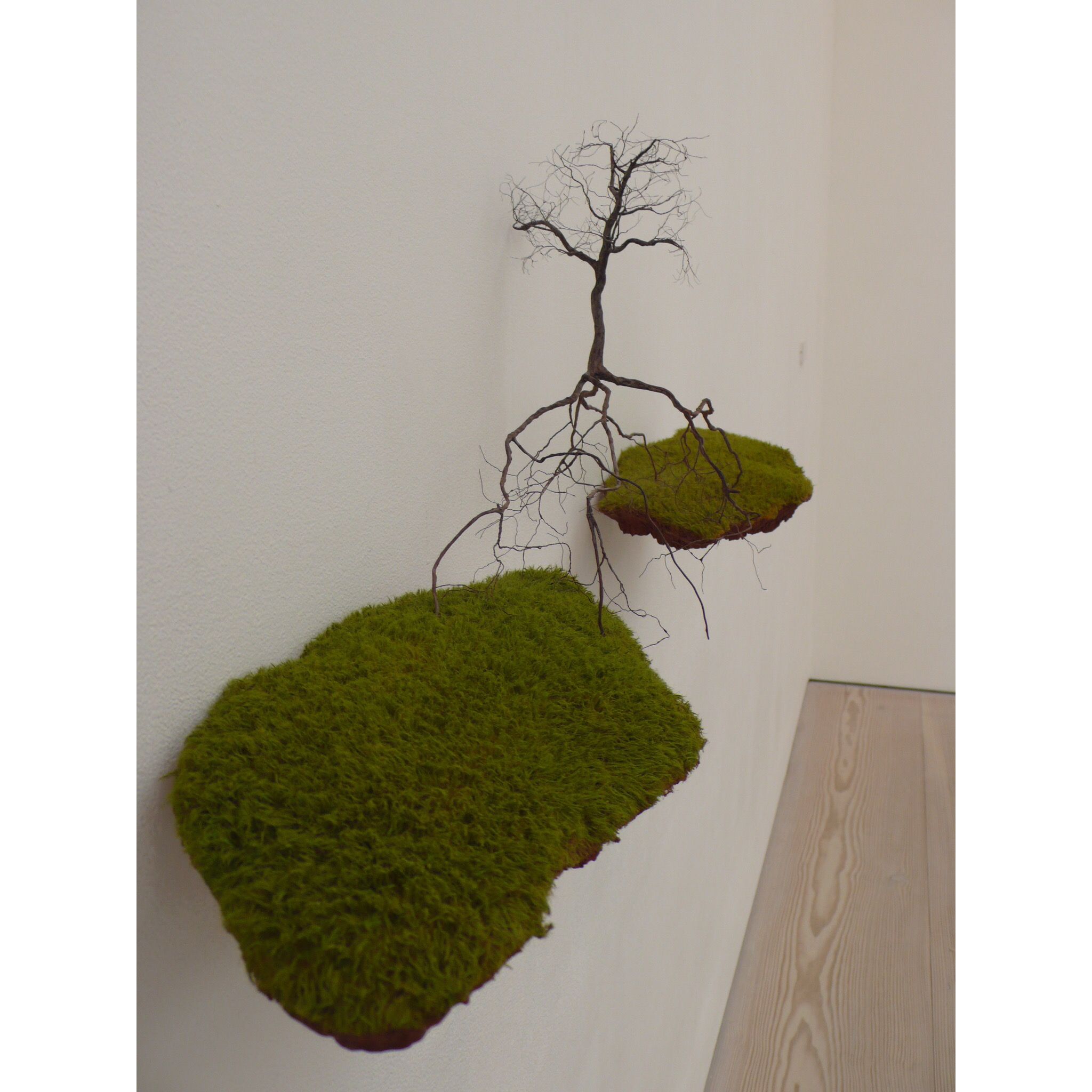 サーチ・ギャラリーで展示された、キューバ生まれのアーティストJorge Mayetの作品、”Entre Dos Aguas"(2008年)。紙やファブリックでつくられているとは思えない不思議な作品。