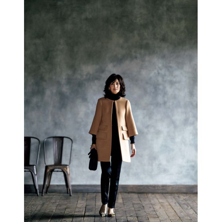 ダブルフェースカシミアのコート『ルナ』・シルクのパンツ(オールウェイズ〈MIKAKO NAKAMURA〉)、ニット(リーミルズ エージェンシー〈ジョン スメドレー〉)ピアス・バングル(エストネーション〈アリギエーリ〉)、時計(ポアレ ジャポン〈ポアレ〉)、グローブ(真下商事〈デンツ〉)、バッグ(ヴァレクストラ・ジャパン)、靴(ブルーベル・ジャパン〈フランチェスコ ルッソ〉) 撮影/熊澤 透 BY:『Precious10月号』小学館、2019年
