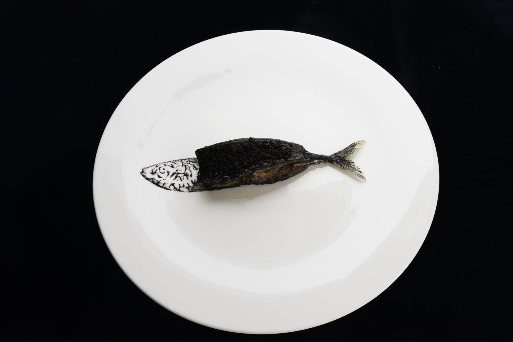 徳吉シェフの代名詞的存在「魚拓」。2018年バージョンはヒメジのソテーの下にホタテと赤エビをしのばせてある。パンで作ったウロコは本当によくできており、食感もウロコそのもの