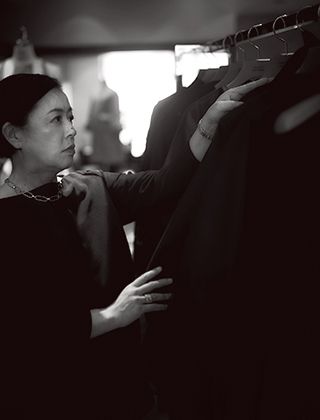 「 デザインしないことが私のデザイン」と語る中村三加子さん。考え抜かれたミニマルなデザインだから、飽きることなく、長く愛せる一着に。