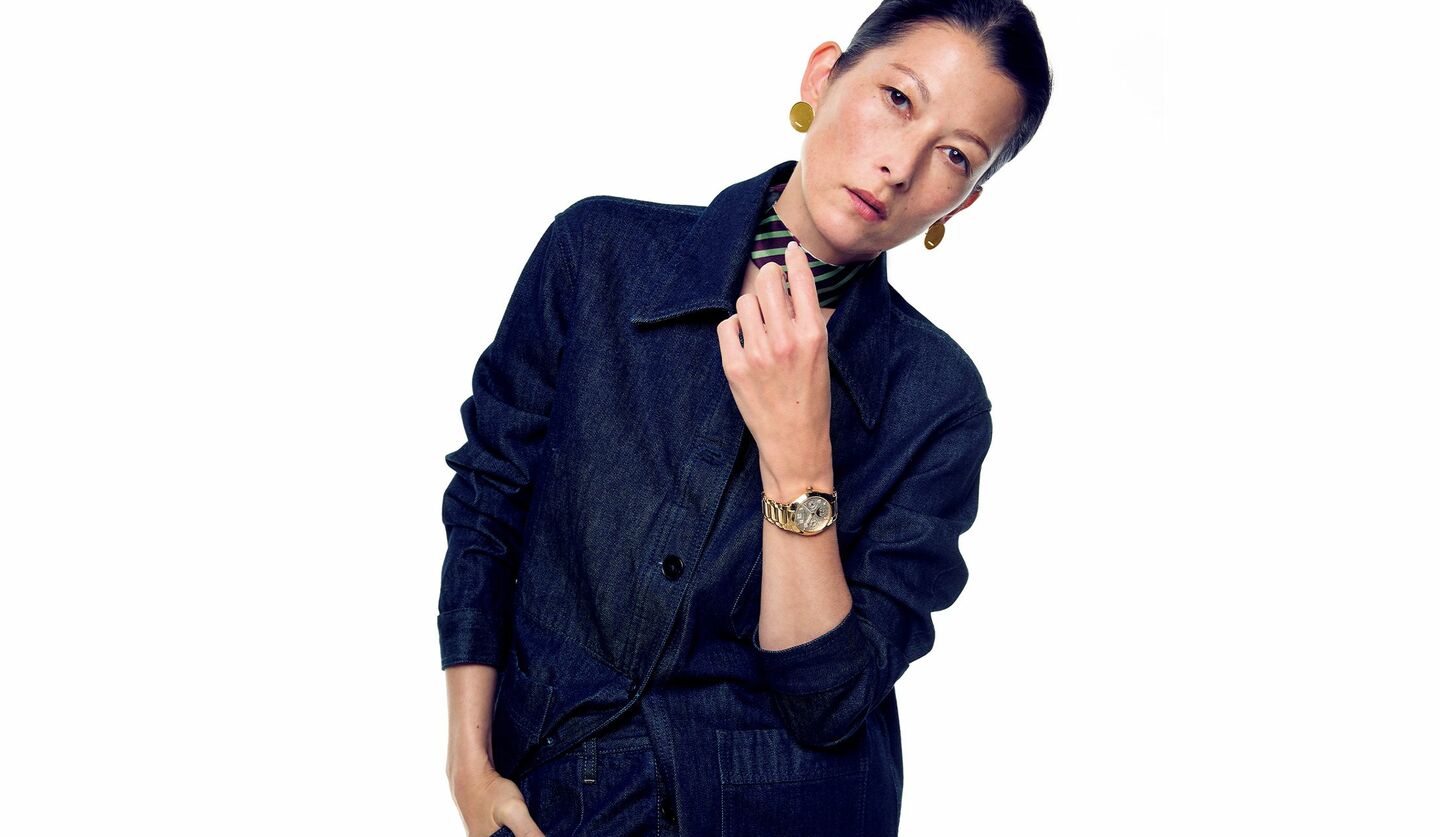 ジル サンダーのジャケットとパテック フィリップの腕時計を着用したモデル