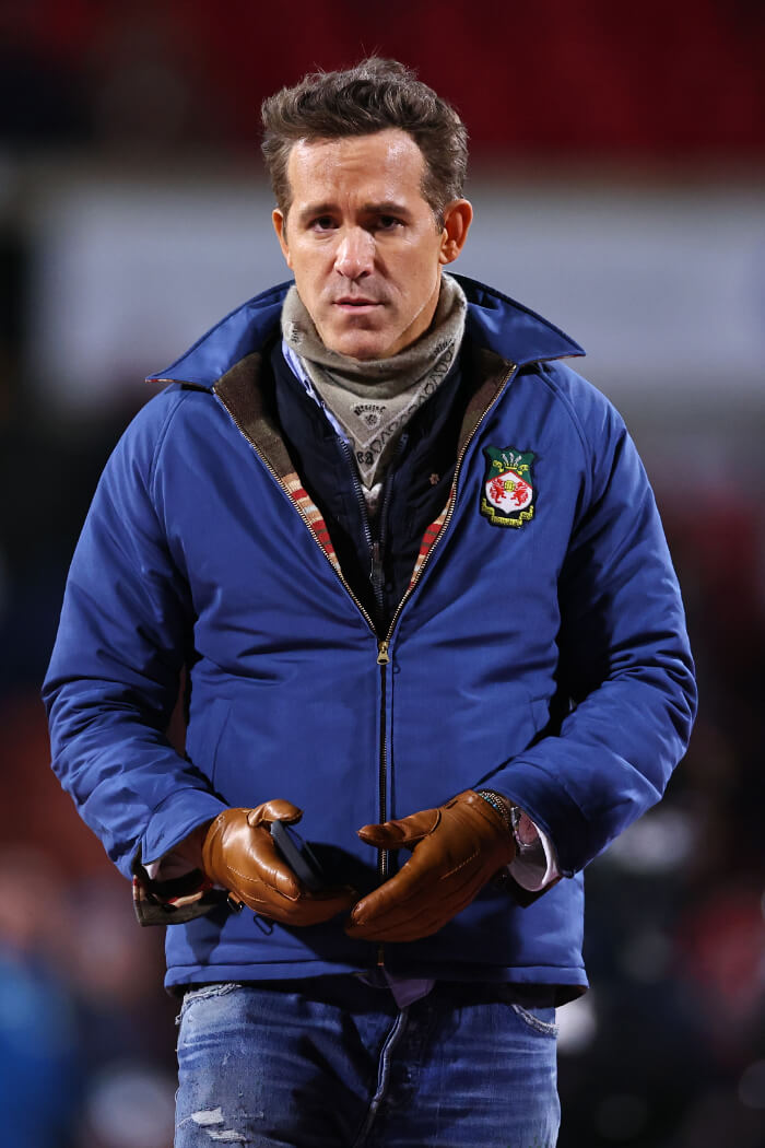 2026年1月9日、ウェールズ・レクサムで開催されたエミレーツFAカップ第3ラウンド、レクサムAFC対ノッティンガム・フォレストFC戦。ライアン・レイノルズは、俳優のロブ・マケルヘニーと共にレクサムAFCのオーナーを務めている。