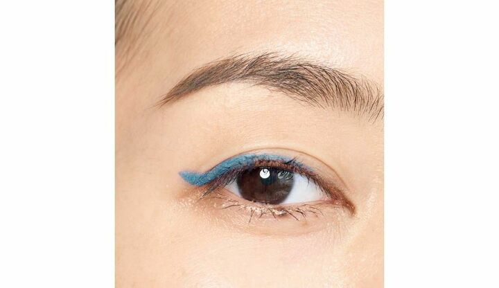 カラーアイライナーで目元をメイクしたモデルの松田珠希さんとカラーアイライナー