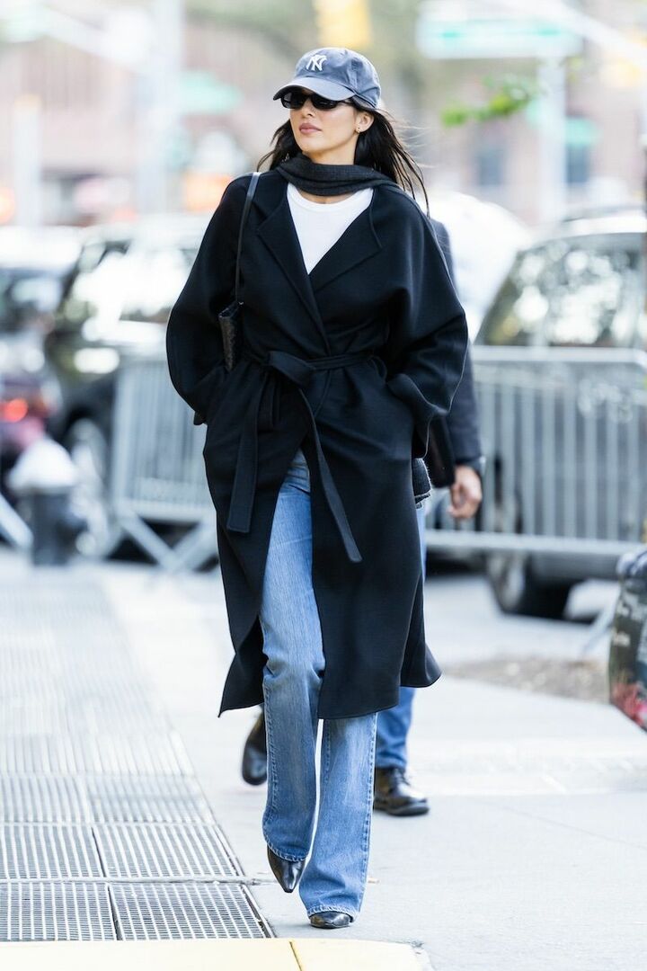 白カットソーに黒コートを重ね、顔周りにシャープさを授けました。