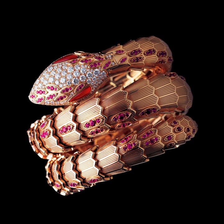 時計「セルペンティ」￥22,980,000 クオーツ【ケースサイズ：長径22mm】［ケース：ピンクゴールド×ダイヤモンド×ルビー、ブレスレット：ピンクゴールド×ダイヤモンド×ルビー］（ブルガリ ジャパン）
