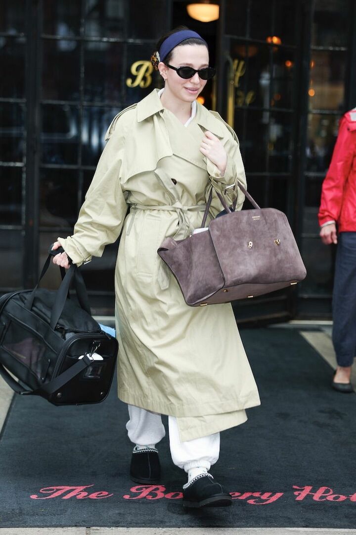 ムートンシューズやスエードバッグという温度を感じる小物で秋らしく。