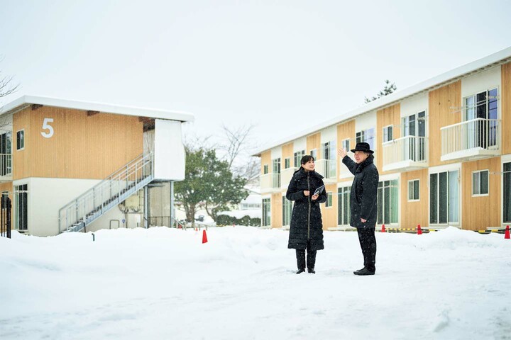 キャスターの大江麻里子さんと建築家の坂 茂さん