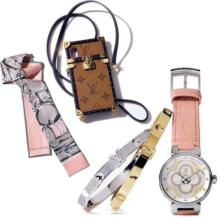 左から／帽子のリボン代わりにも。スカーフ『バンドー・トランク』￥21,000［縦120×横7.5㎝］・トランクを再現。アイフォーンケース『アイ・トランク IPHONE X & XS』￥138,000［縦15.4×横8×マチ2㎝］・バングル『バングル アンプラント LV』￥675,000［イエローゴールド］・￥3,820,000［ホワイトゴールド×ダイヤモンド］・華やかな手元に。時計『タンプール ムーン ディヴァイン PM』￥646,000［ステンレス・スティール×ダイヤモンド、ケース径28㎜、アリゲーター ストラップ］（ルイ･ヴィトン）