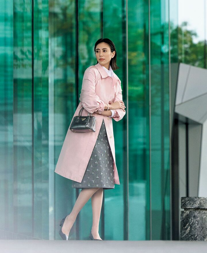 プラダのウエアを着用したモデルの土屋巴瑞季さん