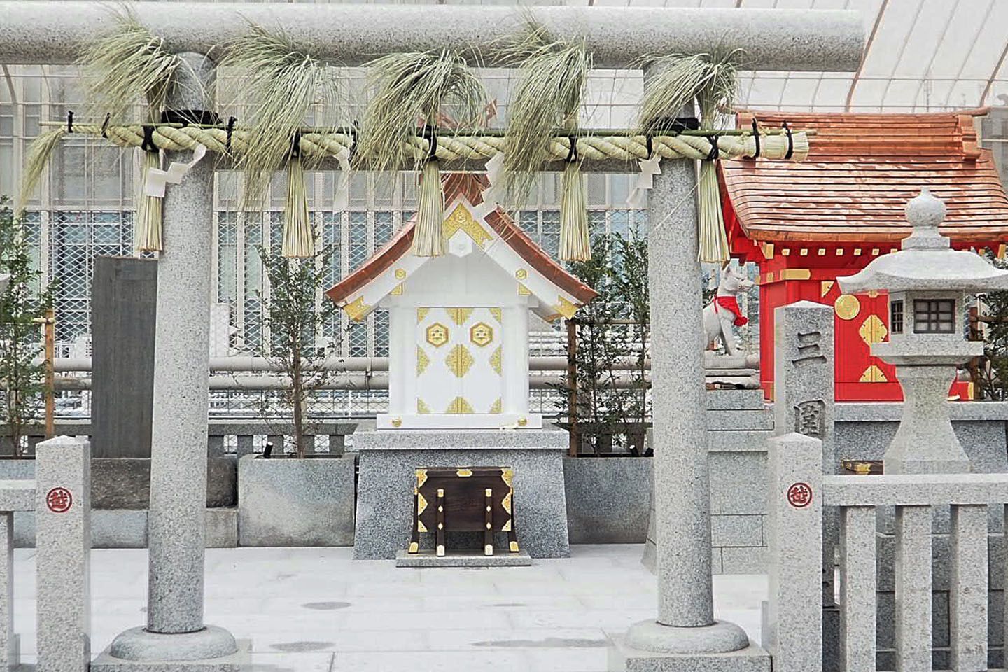 「鎮守と伝統の杜」ゾーンには、墨田区向島にある三井家の守護神「三囲神社」の分霊が祀られている「三囲神社」が設置されています。