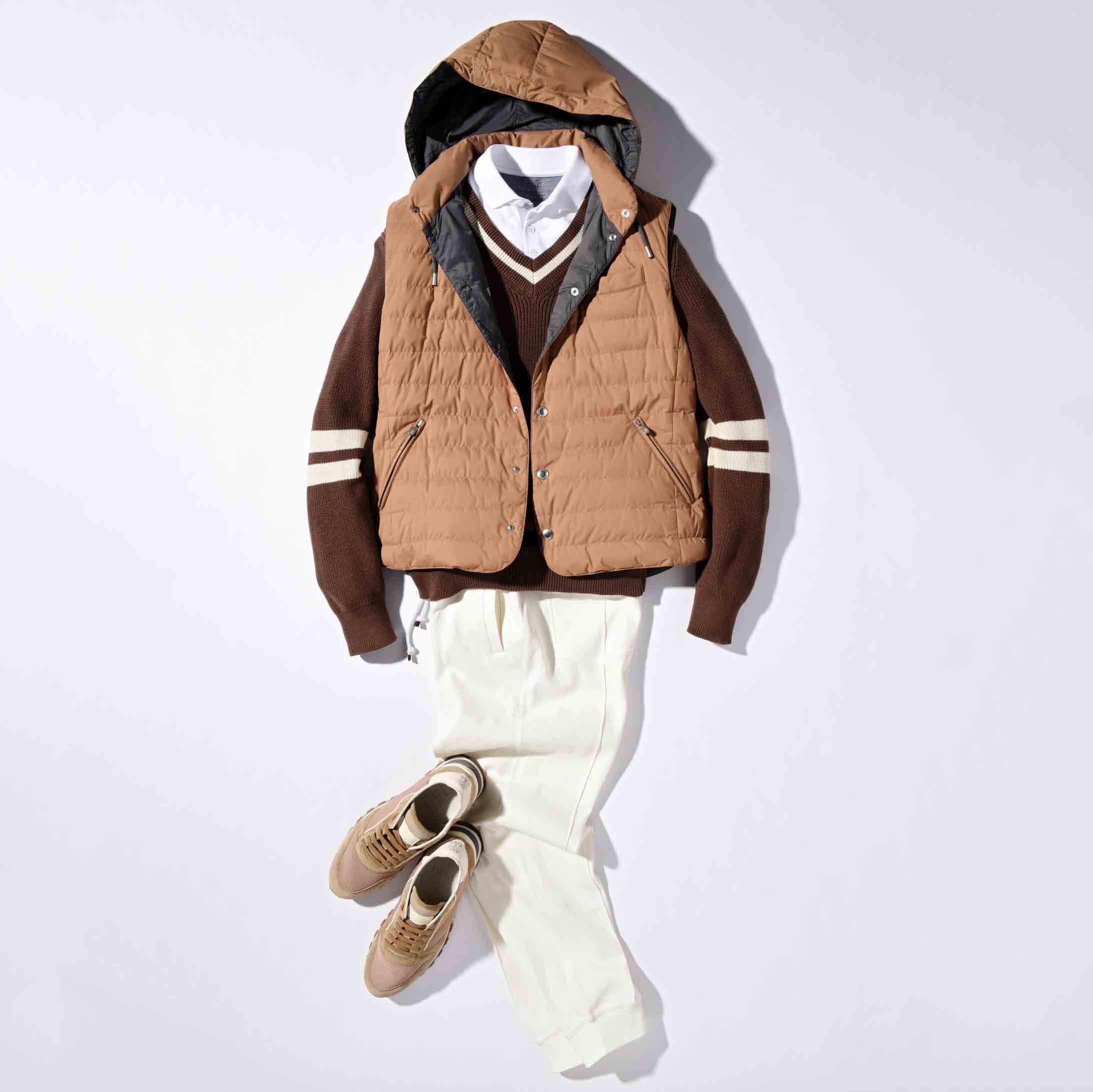 スニーカーは上に同じ。ベスト¥250,000・ニット¥98,000・シャツ¥70,000・パンツ¥98,000(ブルネロ クチネリ ジャパン)
