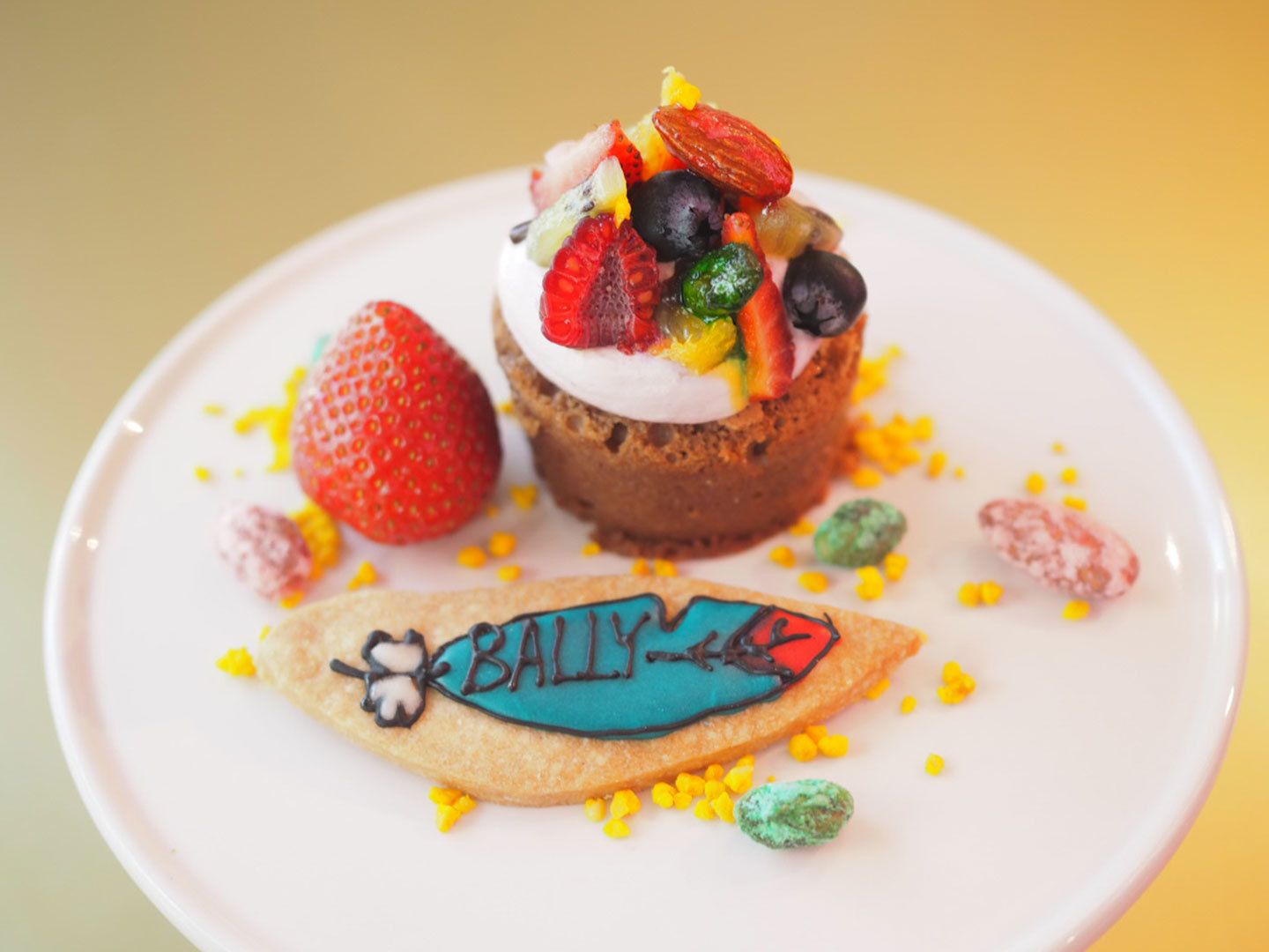 「BALLY CAFE(バリーカフェ)」のカップケーキにはロゴのクッキー付き。¥800