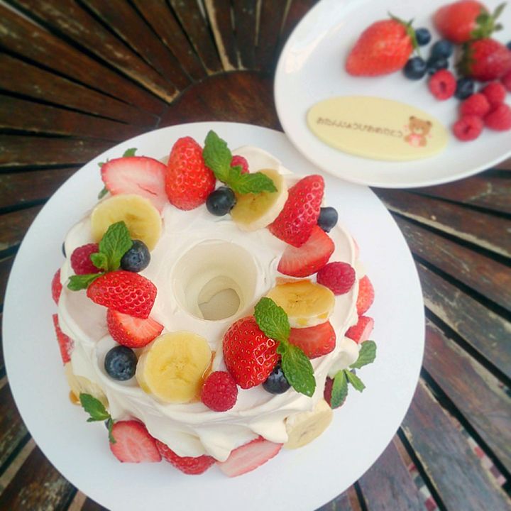 オーダーケーキ。プレーンシフォンケーキにフルーツをトッピングしたホールケーキの場合、¥1650(4号サイズ)~¥9000(8号サイズ)。人気のサイズは5号サイズ(4名分)、¥3,240。※生地の種類やデコレーションの状態で価格が変わります