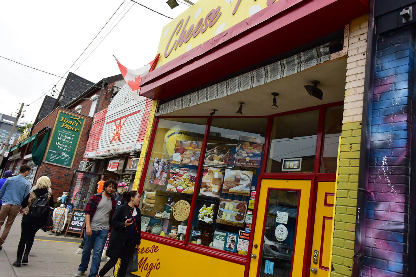 チーズ専門店。各国料理の食材店もよく見かけ、移民たちが持ち込んだ食文化の多様性を感じます