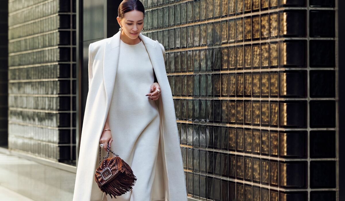 マキシワンピース×ケープコート」の優雅なワントーンスタイル