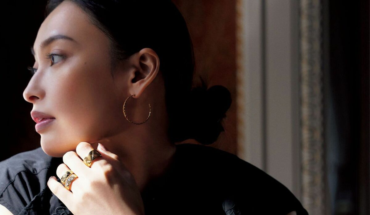 大政 絢さんがまとう、洗練された「シャネル」のジュエリー｜優雅な