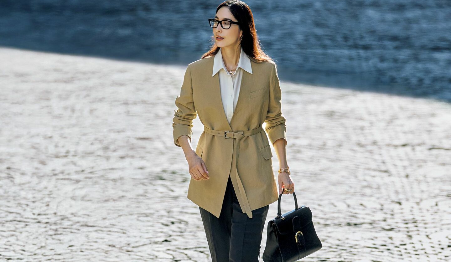 「ブリオーニ」のリネンジャケット、シャツ、パンツを着用したモデル