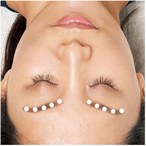 眉の上をなぞるように押していく。眉頭から眉尻まで、5～6ポイントくらいに分けて押すと、まんべんなく押せるはず。