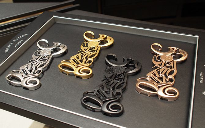 フランク ミュラーiPhoneジャケット[左よりシルバーマット、シャンパンマット、ブラックマット、ロゼマットの4色展開、アルミ合金製、iPhone6/6s/7対応]￥180,000（税別）　※フランク ミュラー ブティックほか、SoftBank SELECTIONでも取り扱い