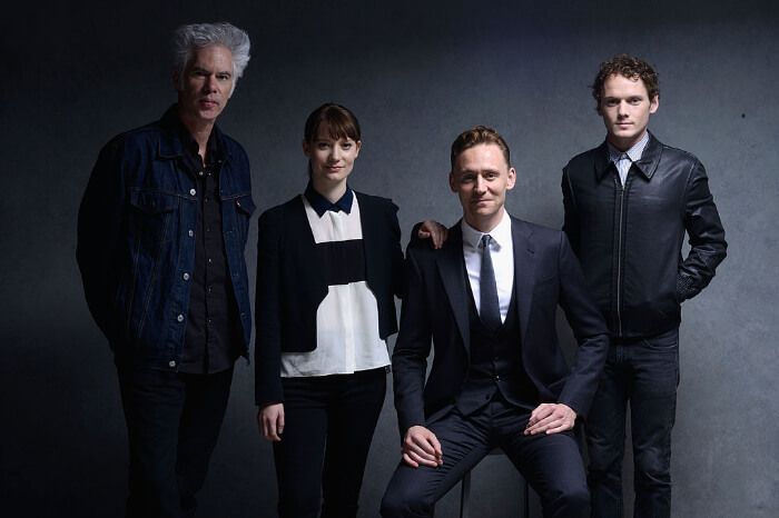 2013年9月 トロント国際映画祭 ポートレート。左から、ジム・ジャームッシュ、ミア・ワシコウスカ、トム・ヒドルストン、アントン・イェルチン。