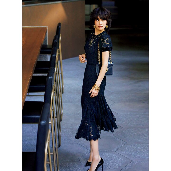 ワンピース￥360,000・イヤリング￥87,000・ネックレス［クロス］￥275,000・［プレート］￥250,000・バングル各￥87,000・バッグ￥159,000・靴￥79,000（ドルチェ＆ガッバーナ ジャパン）