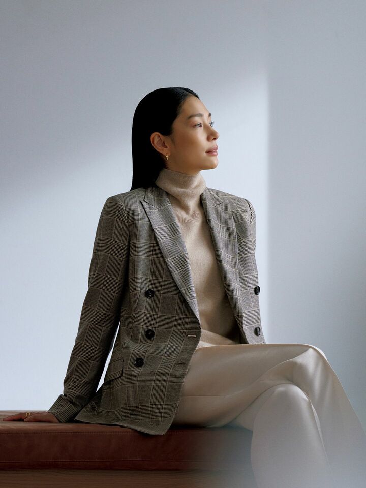 「キートン」のカシミアジャケットを着用したモデルの大塚まゆかさん