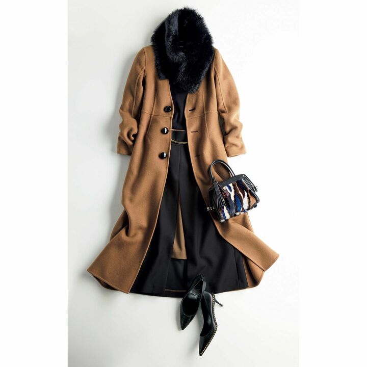 コート（バリー 銀座店）、ファーストール（三喜商事〈ストラネス〉）、バッグ（トッズ・ジャパン）、ニット・スカート［ベルト付き］（ADORE）、靴（ロジェ・ヴィヴィエ・ジャパン）