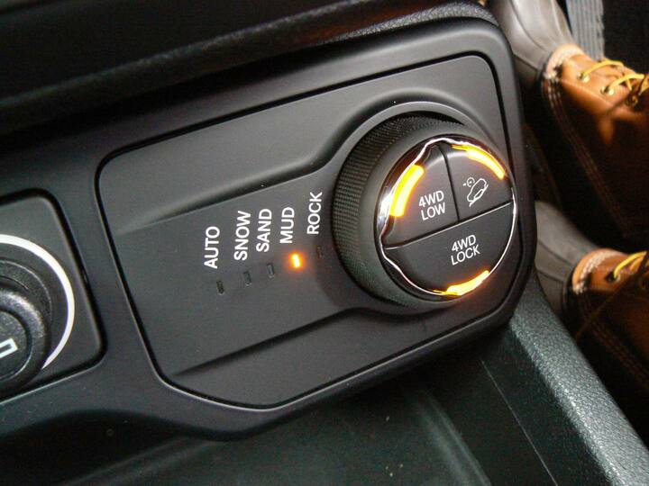 レネゲードの走行モードセレクトダイヤル。オートの他、スノー、サンド、マッド、そしてロックなど走行モードを選べる。