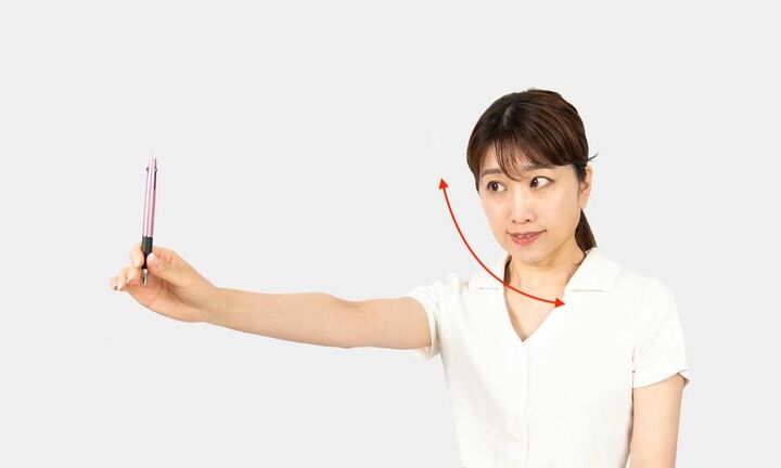 ペンを見たまま、頭を右上から左下に斜めに動かす
