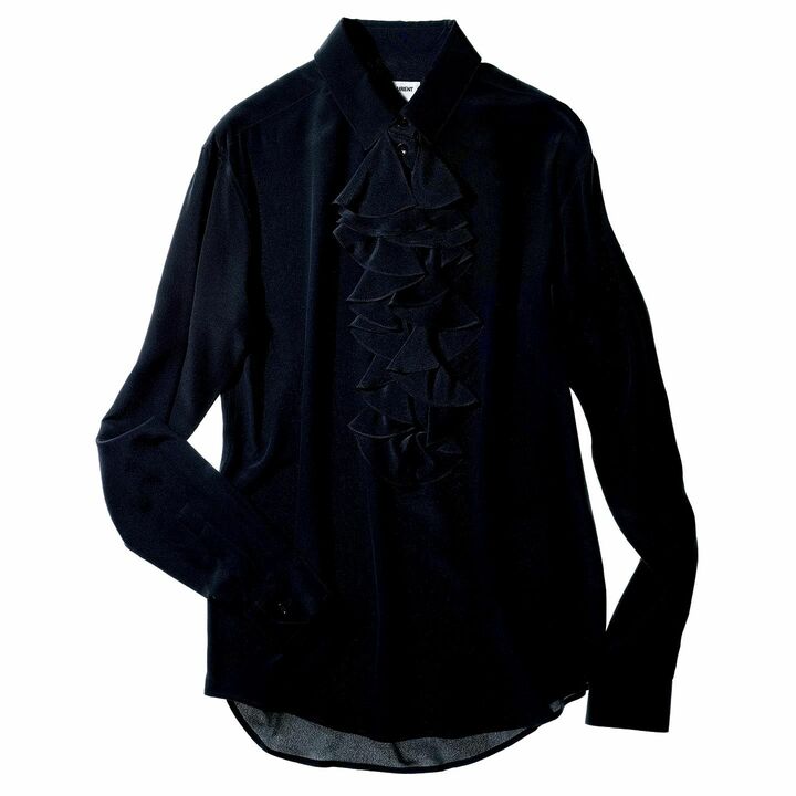 シャツカラー+軽やかで立体的なフリルはジャケットインでも収まりがよく優雅に華やぐ。薄くシアーなシルクは、しなやかでなめらかな肌触り。盛夏でも心地よい着用感を予感させます。ブラウス［シルククレープ］￥150,000（イヴ・サンローラン〈サンローラン バイ アンソニー・ヴァカレロ〉）
