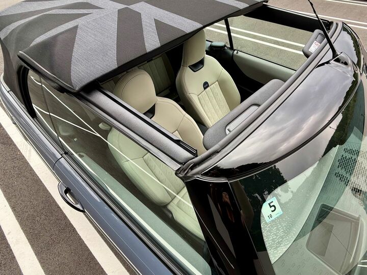試乗した車両の幌には、MINIを象徴するユニオンジャックのデザインを生地を織り込んだ「MINI Yoursソフトトップ」が(オプションで選択可能)。写真のように頭上だけを開けるサンルーフモードも便利。