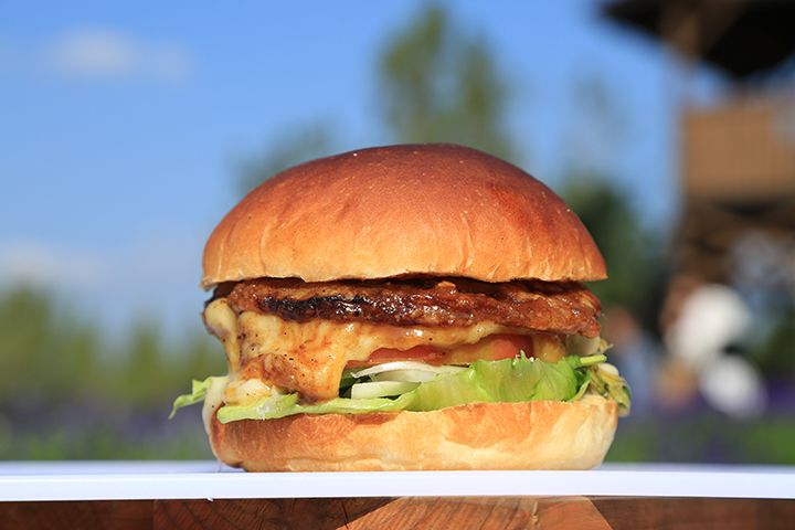 「せらバーガー」は、世羅大地で育った「世羅高原豚」を使用したオリジナルハンバーガー