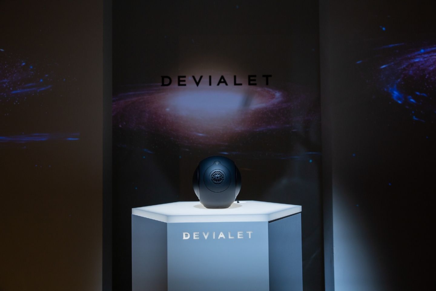 フランスのオーディオメーカー「デビアレ(Devialet)」の高性能ワイヤレススピーカー「ファントム リアクター(Phantom REACTOR)」。待望の新色、マットブラックが10月11日新発売となりました。