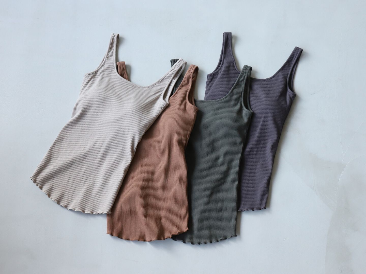 MICA&DEAL「テレコタンクトップ」左から/GREIGE, CAMEL, KHAKI, CHARCOAL 各¥7,150