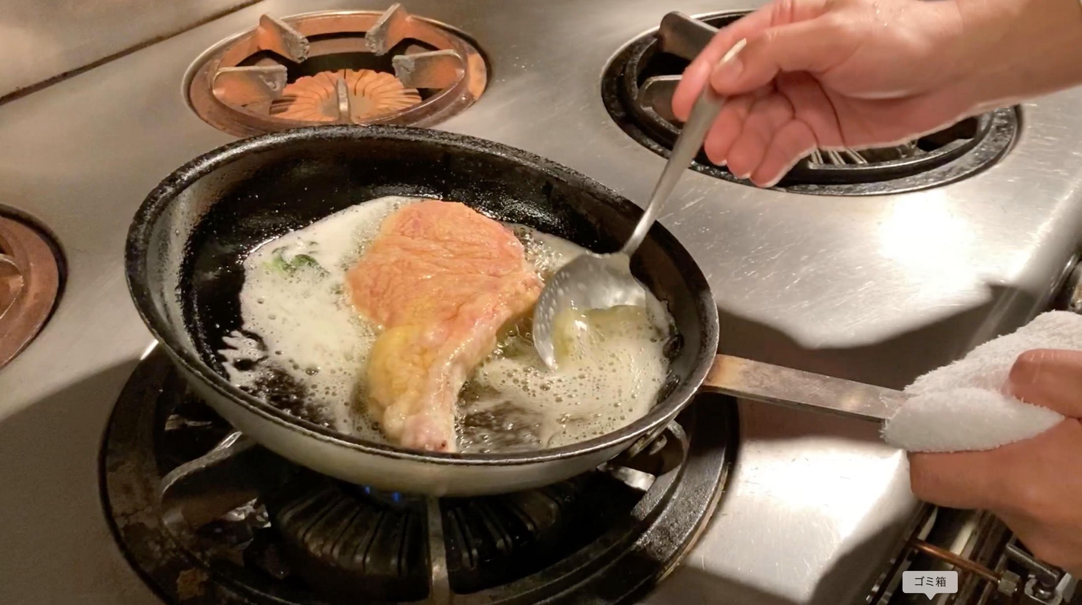 澄ましバターのみで、揚げ焼きする鈴木シェフの超絶テク。仕上がったコトレッタは香りも食感も素晴らしく、まさに本格的。