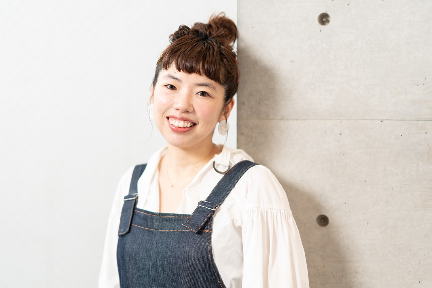 Double ヘアスタイリスト・西川綾さん。ヘアピンを集めるのが趣味。「ヘアアレンジが好きなので、色々なヘアピンでアレンジを楽しみたいです」