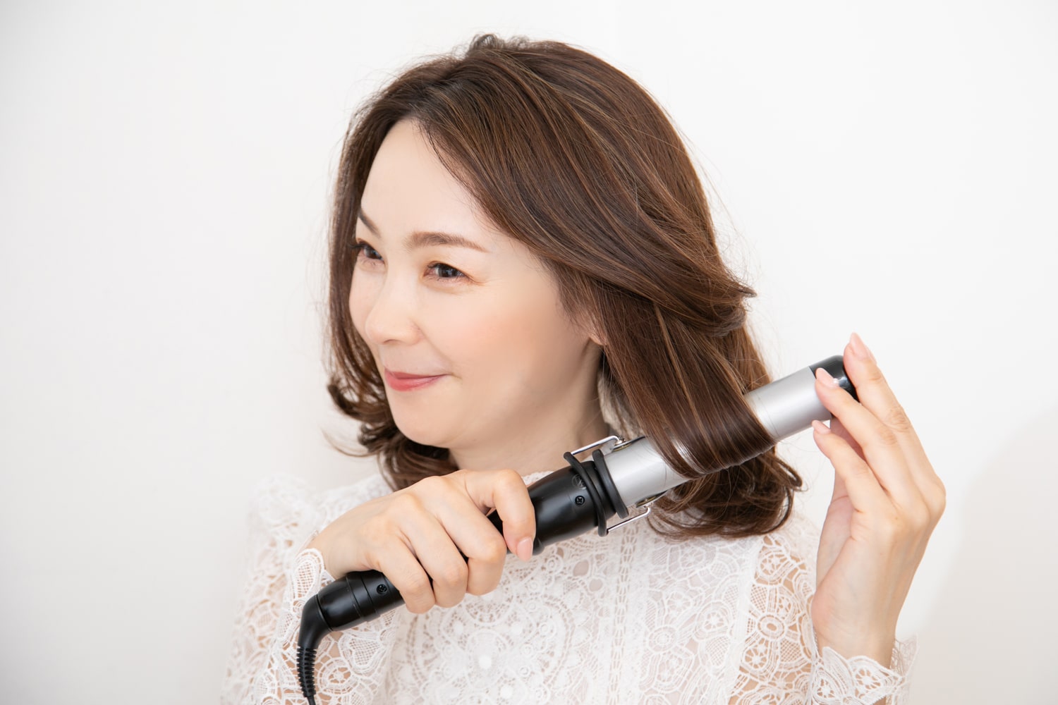32mmのヘアアイロンで、全体の毛先のみ1回転半の内巻きに。
