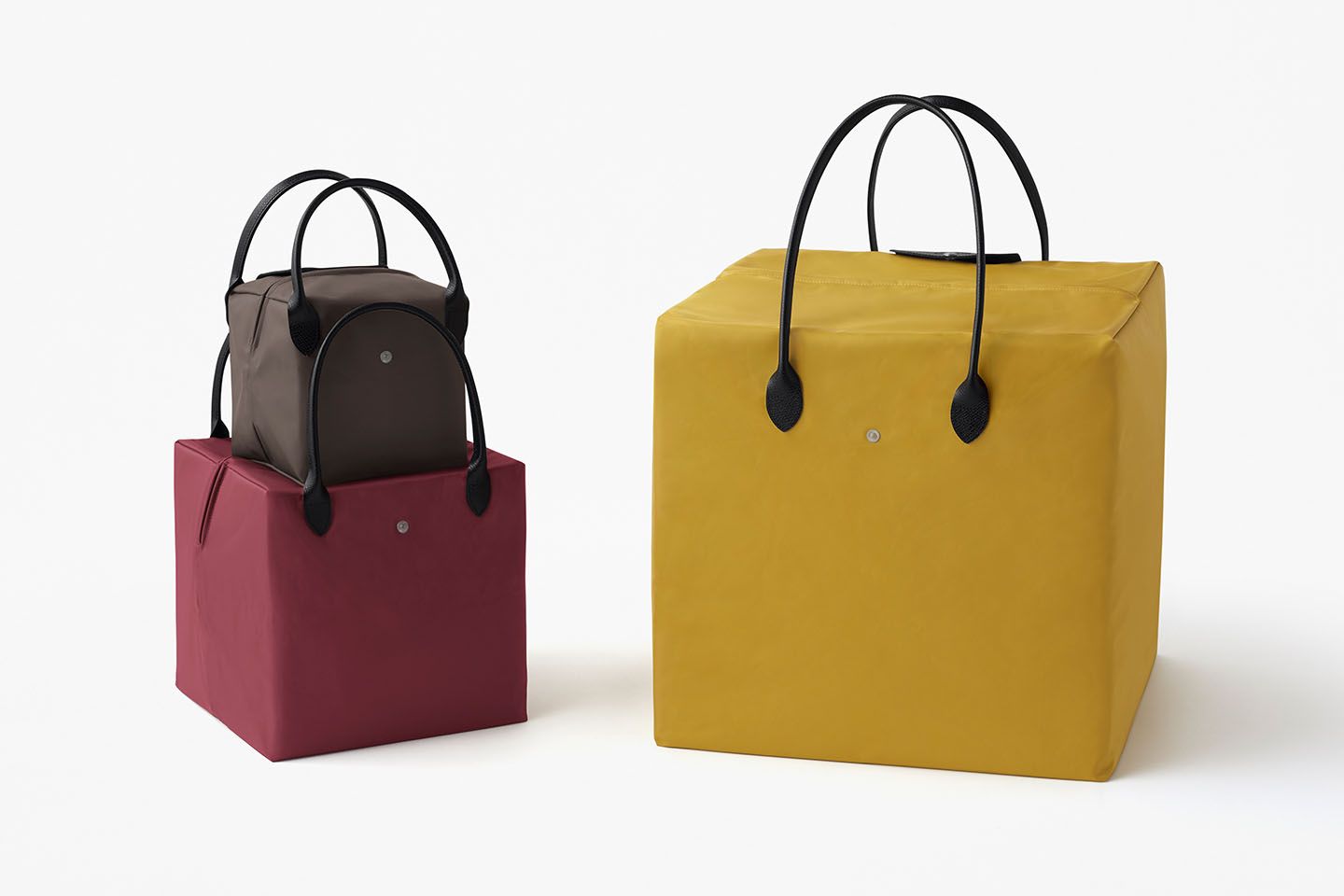 バッグ「キューブ」Sサイズ¥18,000【縦18×横18cm】・Mサイズ¥21,000【縦28×横28cm】・Lサイズ¥31,000【縦45×横45cm】