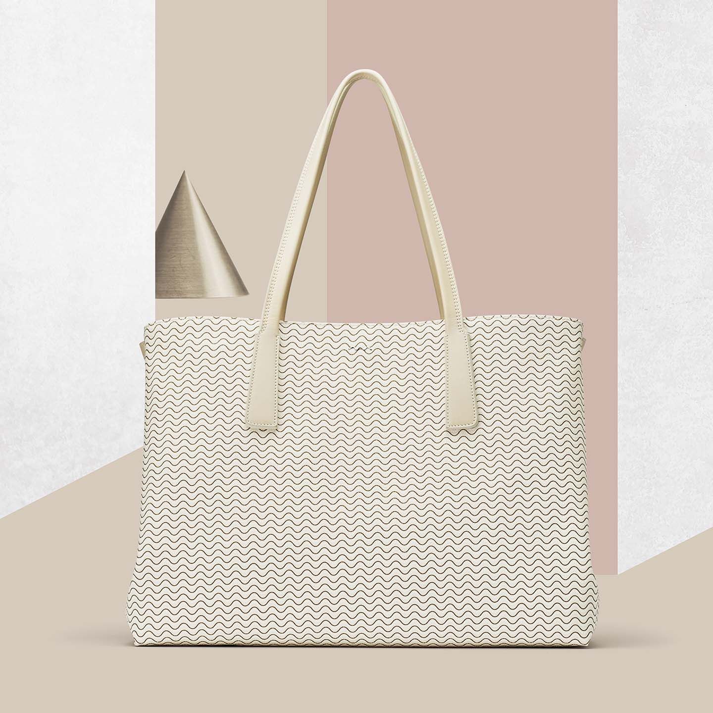 トートバッグ ¥89,640【縦35×横39×マチ15.5cm、カラー:ホワイト】