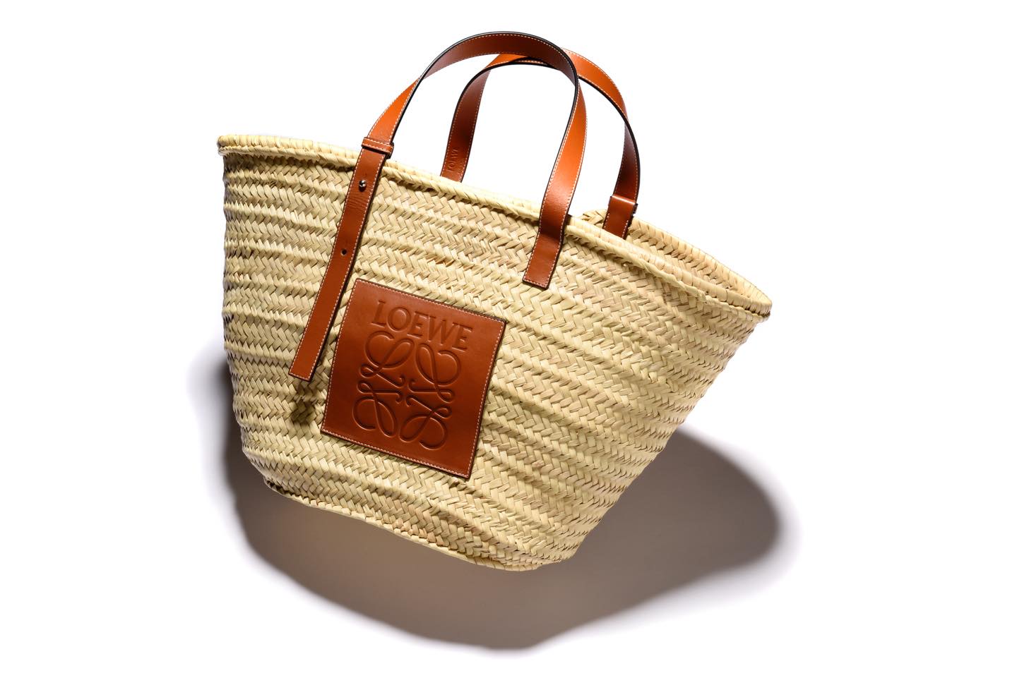 H34.5×W57×D30cm】バッグ¥62,000(ロエベ ジャパン クライアントサービス)