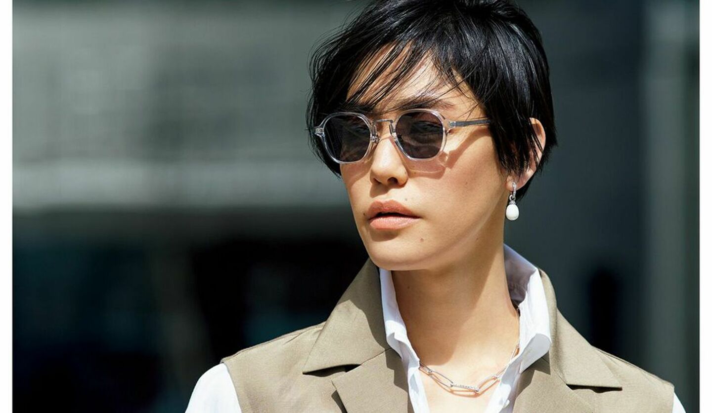 日本製アイウエア「アヤメ」のサングラスを身に着けた女性