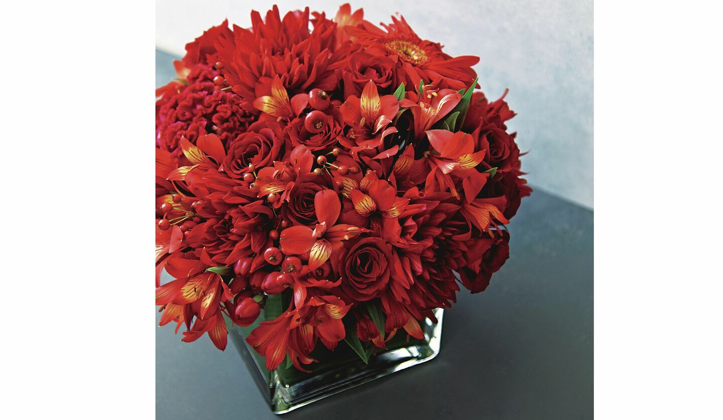 大政絢さん、鮮やかな赤い花